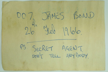 イギリスの古城から、瓶に入った謎の「ジェームズ・ボンド」のメッセージが発見される