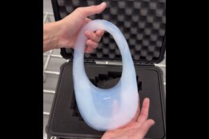 ファッションブランド「コペルニ」が、99%空気で出来たポーチを発表