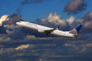 離陸直後ユナイテッド機のジェットエンジンが炎を噴射、動画がSNSに