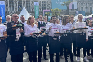 カフェのウェイターがコーヒーとクロワッサンを2kmも運ぶレース、パリで開催