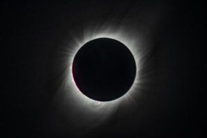 4月8日に北米で皆既日食、カナダでは観光客の急増を予想し、非常事態宣言