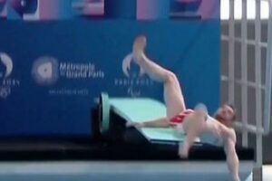 五輪プールのオープニング・セレモニーで、飛び込みの選手が転倒【フランス】