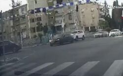 イスラエルの極右大臣の車が事故、車体がひっくり返る【動画】