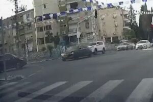 イスラエルの極右大臣の車が事故、車体がひっくり返る【動画】