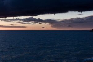 アイルランドの上空に5つの漏斗雲が同時発生、珍しい瞬間を撮影