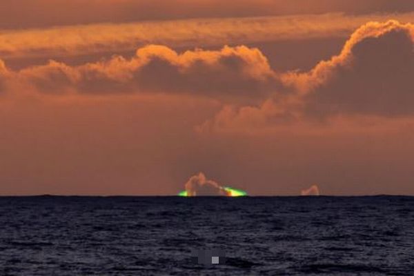 太陽が緑色に輝く稀な現象、「グリーン・フラッシュ」の撮影に成功