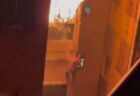 クウェートのビーチでSUVが横転、運転手が車外へ投げ出される【動画】