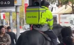 「ウーバーイーツ」の男性が馬に乗って配達、目撃者もびっくり【オーストラリア】