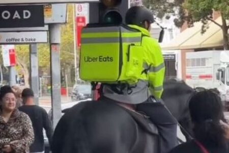 「ウーバーイーツ」の男性が馬に乗って配達、目撃者もびっくり【オーストラリア】