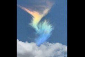 オハイオ州上空に美しい雲が出現、虹色に輝き渦を巻く【動画】