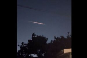 南カリフォルニアに不思議な物体が出現、輝きながら上空を通過していく【動画】