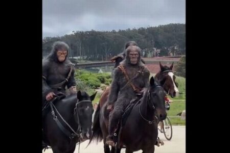 『猿の惑星』の衣装を着た人物が馬に乗って出現、人々も驚愕【動画】
