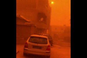 まるで火星のよう…リビアで激しい砂嵐により上空が赤く染まる