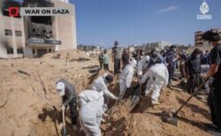 ガザ地区南部で大規模な集団埋葬地を発見、180人の遺体を回収