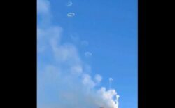 イタリアの火山の噴火口から、煙の輪が次々と噴出【動画】