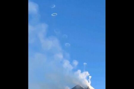 イタリアの火山の噴火口から、煙の輪が次々と噴出【動画】
