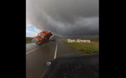 【衝撃映像】暴風で大型トラックが走行中に横転、間一髪で乗用車が回避