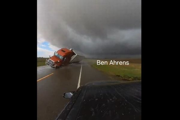 【衝撃映像】暴風で大型トラックが走行中に横転、間一髪で乗用車が回避
