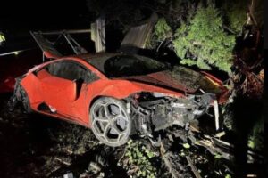 13歳の少年がランボルギーニを運転、事故を起こし大破【カナダ】