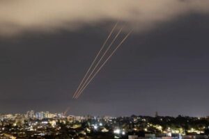 イスラエル政府内で、イランへの報復攻撃について意見が分かれる