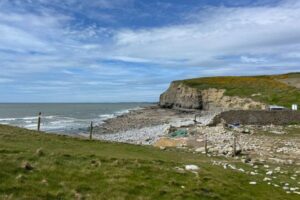 イギリスには、様々な人間の骨が発見されるビーチがあるらしい