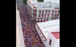 スペインのカナリア諸島でマス・ツーリズムに反対し、数万人が抗議デモ