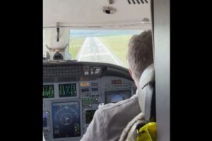 暴風の中で小型機が見事に着陸、パイロットの技術に驚愕【動画】
