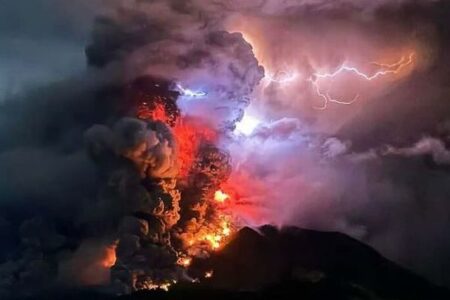 インドネシアの火山噴火で大量の雷が発生、撮影された動画が恐ろしい