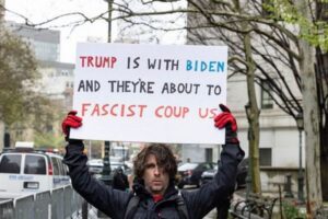 トランプ氏の裁判が行われている建物の外で、男性が焼身自殺