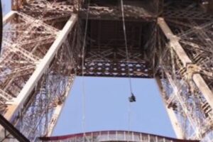 フランス人女性がエッフェル塔で、ロープクライミングの世界記録を樹立