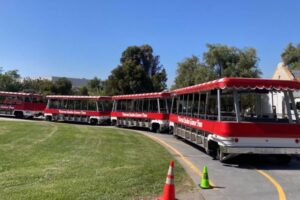 米の「ユニバーサル・スタジオ」で事故、トラムが衝突し15人が負傷