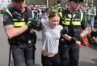 グレタさん、オランダのデモに参加し、再び警察に拘束される