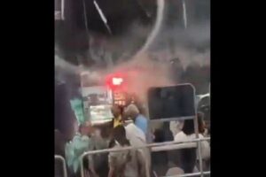 インドの空港で突然、天井が崩落、嵐と大雨が原因【動画】