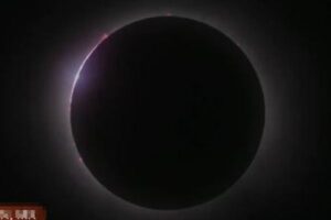 北米の広い範囲で皆既日食、多くの人々が空を見上げる【動画】