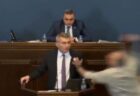 ジョージアの野党議員が、「外国の代理人」法案を巡り、与党議員を殴る【動画】