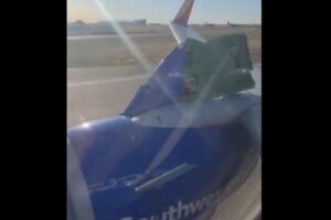 離陸直後、ボーイングのエンジンカバーが引き裂かれる【アメリカ】