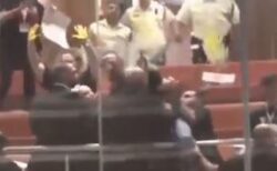 イスラエル議会にデモ参加者が乱入、ガラスに黄色いペンキを塗りつける【動画】