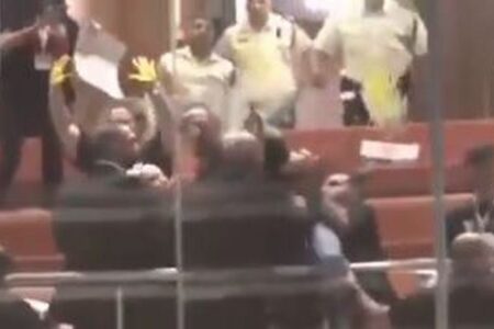イスラエル議会にデモ参加者が乱入、ガラスに黄色いペンキを塗りつける【動画】