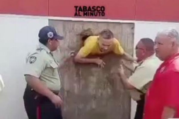 ベネズエラの刑務所で受刑者がトンネルを掘るも、目の前に警察官