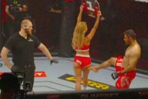 ラウンドガールを蹴った格闘技の選手、試合に負け、観客からもボコボコにされる【動画】