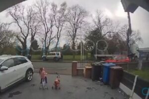 巨大なクレーンが横転、庭にいた女の子が危機一髪【動画】