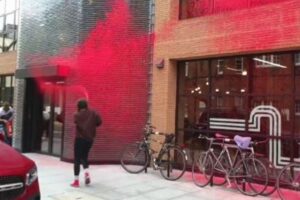 反イスラエル活動家、労働党の本部に赤いペンキを吹き付ける【イギリス】