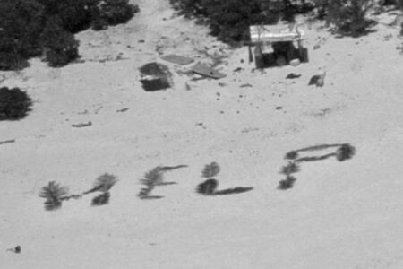 太平洋の無人島に取り残された3人の男性、浜辺に「HELP」の文字を描き救出
