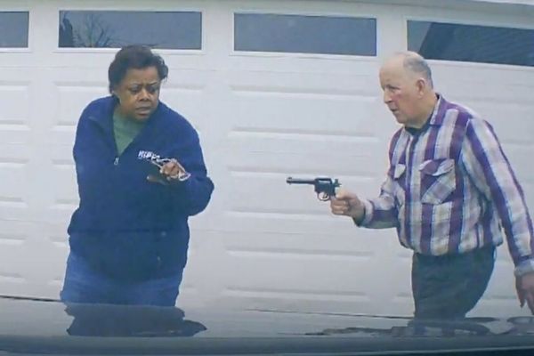 黒人の女性運転手が、白人の高齢男性に射殺される【動画】