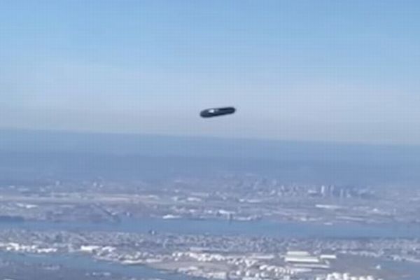 ニューヨークの上空で、母と娘が円筒形の不思議な物体を目撃【動画】