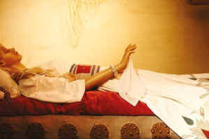 テーマパークの眠れる森の美女が「豊胸手術」され、視線が集まる