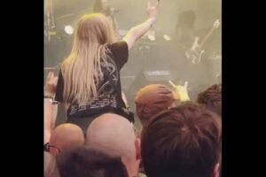 コンサート会場で目撃されたセクシーお尻の正体に笑う