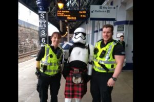 コミコンに行く男性、ストームトルーパーのコスプレで電車に乗り、騒ぎに【スコットランド】