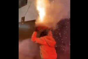 爆竹の箱を頭上に掲げて踊り浮かれた男性が、悲惨な結果に【動画】