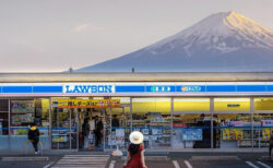 富士山を撮影できないように「目隠し」設置のローソンが、海外メディアでも話題に
